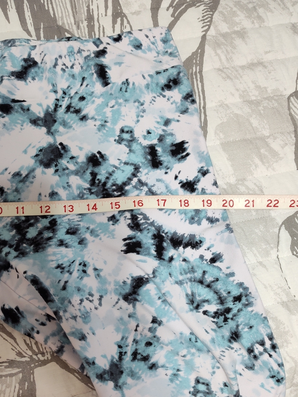 Time and Tru Cropped Leggings, White, Blue & Black Tie Dye, Size XXL (20) - Picture 9 of 12